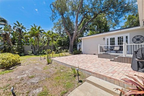 House in Saint Petersburg, Florida 4 bedrooms, 179.02 sq.m. № 2151466 - photo 29