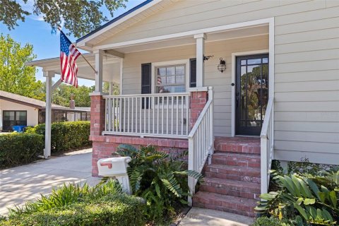 House in Saint Petersburg, Florida 4 bedrooms, 179.02 sq.m. № 2151466 - photo 2