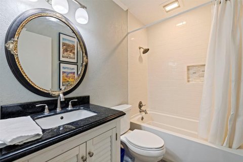 House in Saint Petersburg, Florida 4 bedrooms, 179.02 sq.m. № 2151466 - photo 22