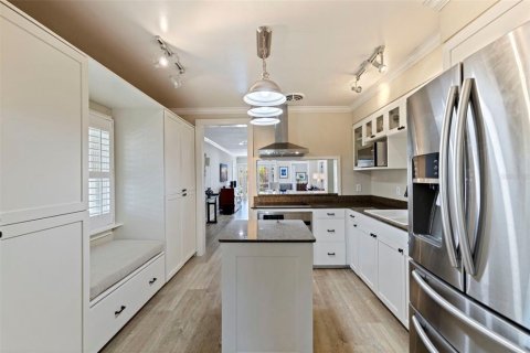 House in Saint Petersburg, Florida 4 bedrooms, 179.02 sq.m. № 2151466 - photo 6
