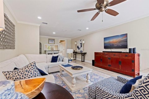 House in Saint Petersburg, Florida 4 bedrooms, 179.02 sq.m. № 2151466 - photo 15