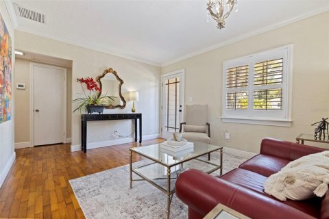 House in Saint Petersburg, Florida 4 bedrooms, 179.02 sq.m. № 2151466 - photo 5