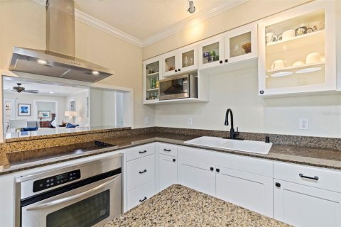 House in Saint Petersburg, Florida 4 bedrooms, 179.02 sq.m. № 2151466 - photo 8