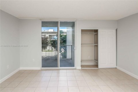Condo in Miami, Florida, 1 bedroom  № 1942192 - photo 6