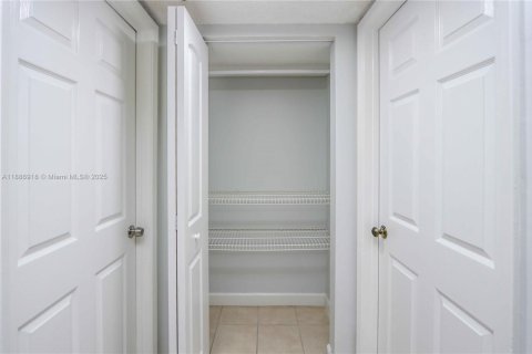 Condo in Miami, Florida, 1 bedroom  № 1942192 - photo 19