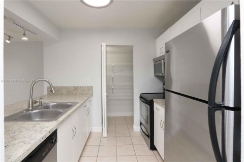 Condo in Miami, Florida, 1 bedroom  № 1942192 - photo 3
