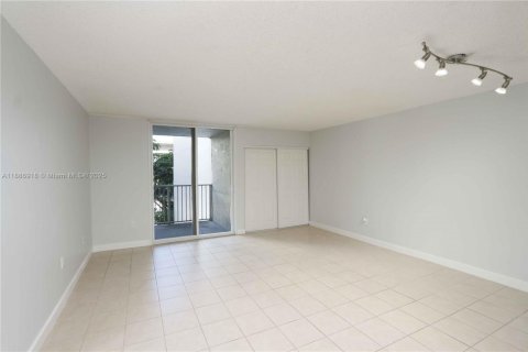 Condominio en alquiler en Miami, Florida, 1 dormitorio, 64.01 m2 № 1942192 - foto 4