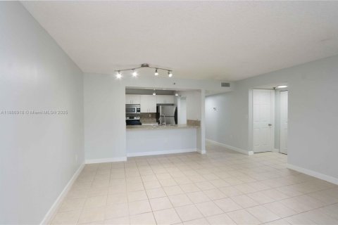 Condo in Miami, Florida, 1 bedroom  № 1942192 - photo 9