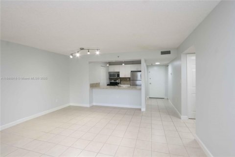 Condo in Miami, Florida, 1 bedroom  № 1942192 - photo 2