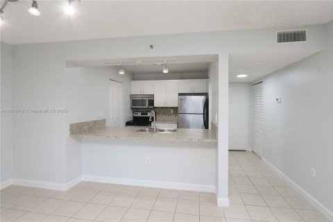 Condo in Miami, Florida, 1 bedroom  № 1942192 - photo 10