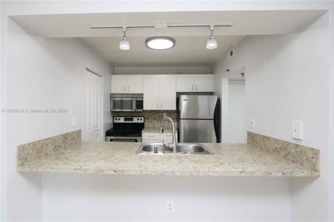 Condo in Miami, Florida, 1 bedroom  № 1942192 - photo 11