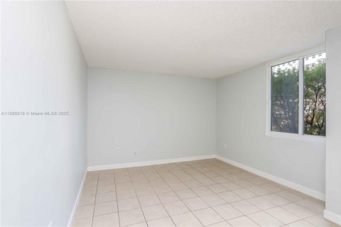 Condo in Miami, Florida, 1 bedroom  № 1942192 - photo 16