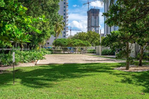 Condo in Miami, Florida, 1 bedroom  № 1942192 - photo 24