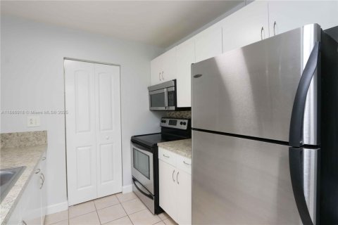 Condo in Miami, Florida, 1 bedroom  № 1942192 - photo 12