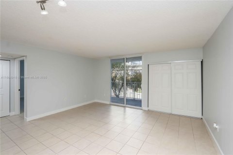 Condo in Miami, Florida, 1 bedroom  № 1942192 - photo 5