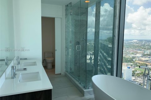 Condo in Miami, Florida, 3 bedrooms  № 2011217 - photo 29
