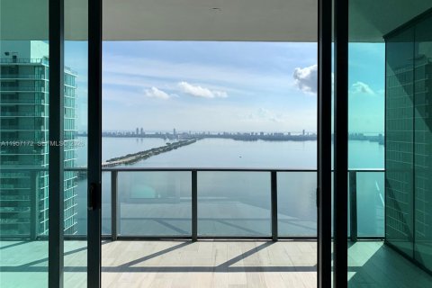 Condo in Miami, Florida, 3 bedrooms  № 2011217 - photo 25