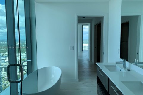 Condo in Miami, Florida, 3 bedrooms  № 2011217 - photo 30