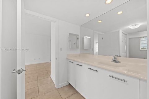 Купить кондоминиум в Майами, Флорида 2 спальни, 101.17м2, № 2010781 - фото 17