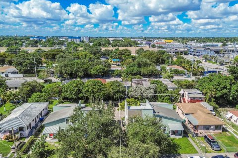 House in Miami, Florida 1 bedroom, 64.1 sq.m. № 1952535 - photo 12