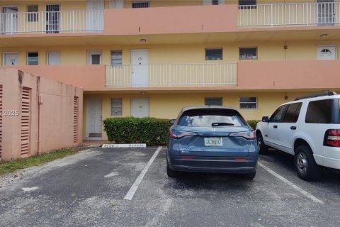 Condominio en venta en Miami, Florida, 1 dormitorio, 88.63 m2 № 1646360 - foto 4