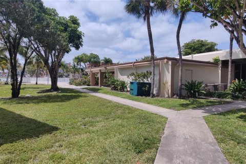 Condominio en venta en Miami, Florida, 1 dormitorio, 88.63 m2 № 1646360 - foto 1