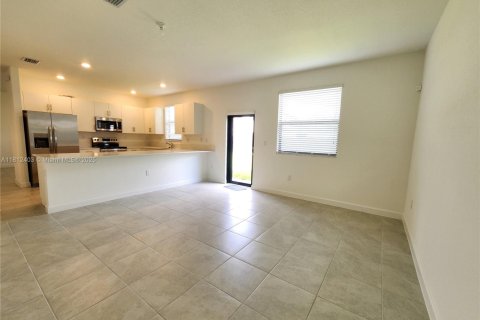 House in Miami, Florida 4 bedrooms, 237.83 sq.m. № 1758851 - photo 10