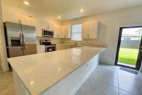 House in Miami, Florida 4 bedrooms, 237.83 sq.m. № 1758851 - photo 7