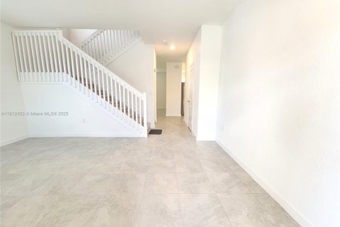 House in Miami, Florida 4 bedrooms, 237.83 sq.m. № 1758851 - photo 3