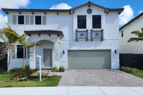 House in Miami, Florida 4 bedrooms, 237.83 sq.m. № 1758851 - photo 1