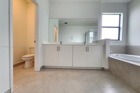 House in Miami, Florida 4 bedrooms, 237.83 sq.m. № 1758851 - photo 19