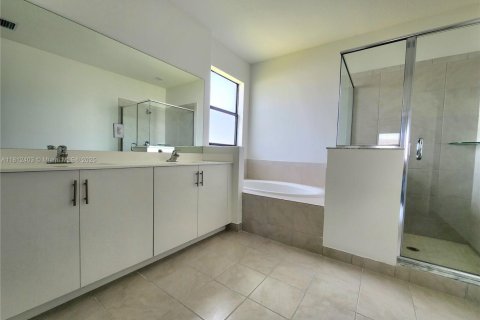House in Miami, Florida 4 bedrooms, 237.83 sq.m. № 1758851 - photo 18