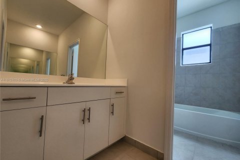 House in Miami, Florida 4 bedrooms, 237.83 sq.m. № 1758851 - photo 22