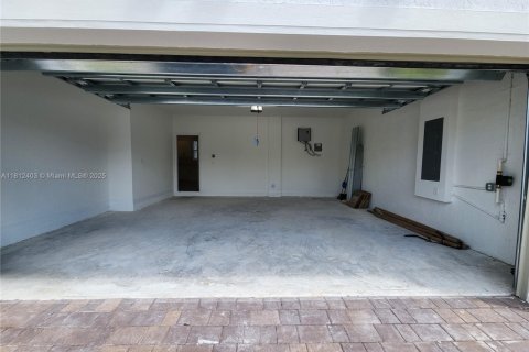 House in Miami, Florida 4 bedrooms, 237.83 sq.m. № 1758851 - photo 28