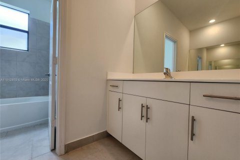 House in Miami, Florida 4 bedrooms, 237.83 sq.m. № 1758851 - photo 23