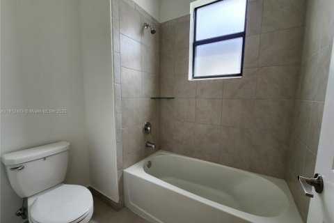 House in Miami, Florida 4 bedrooms, 237.83 sq.m. № 1758851 - photo 24