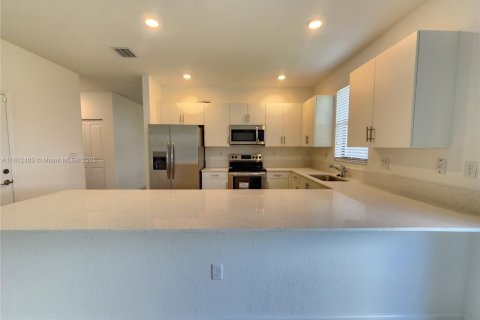 House in Miami, Florida 4 bedrooms, 237.83 sq.m. № 1758851 - photo 8