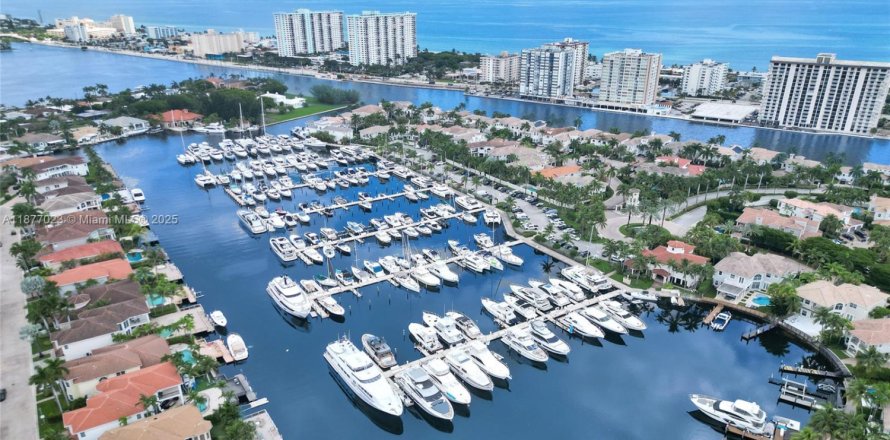 Touwnhouse à Hollywood, Floride 3 chambres, 260.68 m2 № 1921999