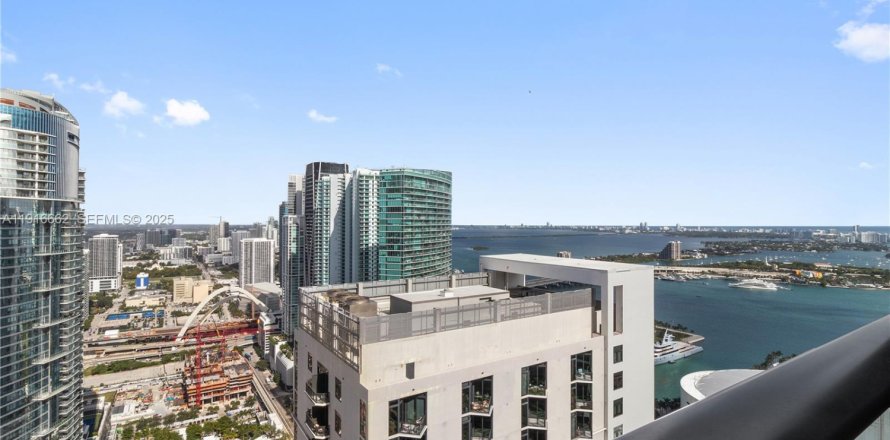 Condominio en Miami, Florida, 1 dormitorio  № 2037737