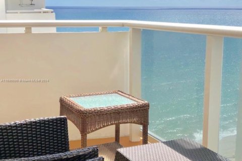 Copropriété à louer à Hallandale Beach, Floride: 1 chambre, 85.47 m2 № 1763531 - photo 1