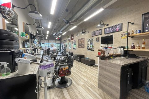 Commercial property in Miami, Florida № 1936849 - photo 2