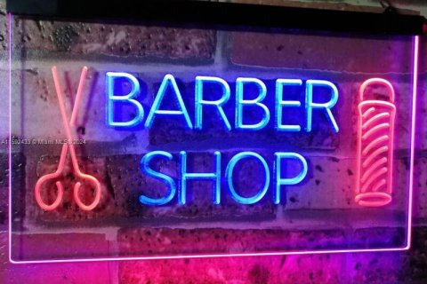 Commercial property in Miami, Florida № 1936849 - photo 1