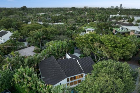 House in Coral Gables, Florida 5 bedrooms, 484.21 sq.m. № 1889428 - photo 7