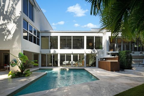 House in Coral Gables, Florida 5 bedrooms, 484.21 sq.m. № 1889428 - photo 3
