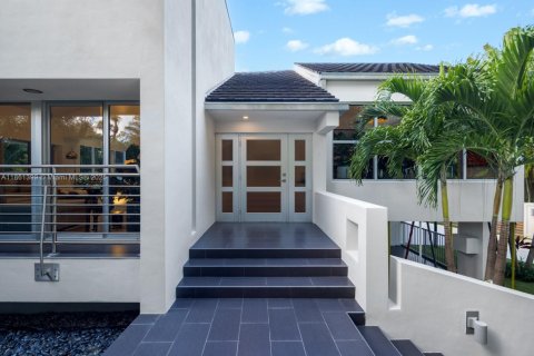 House in Coral Gables, Florida 5 bedrooms, 484.21 sq.m. № 1889428 - photo 20