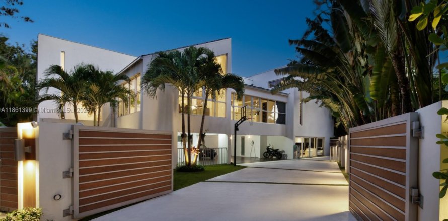 House in Coral Gables, Florida 5 bedrooms, 484.21 sq.m. № 1889428