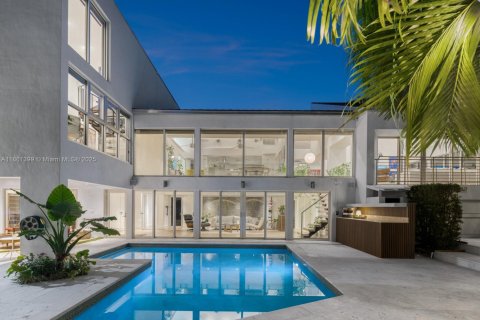 House in Coral Gables, Florida 5 bedrooms, 484.21 sq.m. № 1889428 - photo 2