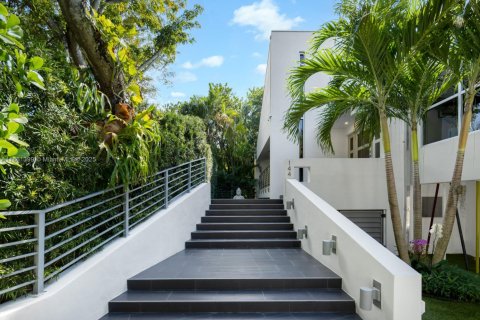 House in Coral Gables, Florida 5 bedrooms, 484.21 sq.m. № 1889428 - photo 18