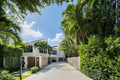 House in Coral Gables, Florida 5 bedrooms, 484.21 sq.m. № 1889428 - photo 16