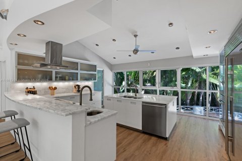House in Coral Gables, Florida 5 bedrooms, 484.21 sq.m. № 1889428 - photo 23